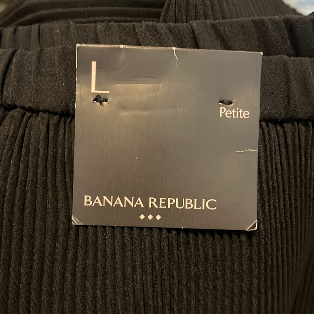 Banana Republic Pleated Black Knee-Length A-Line Skirt. Size L Petite - Picture 3 of 10